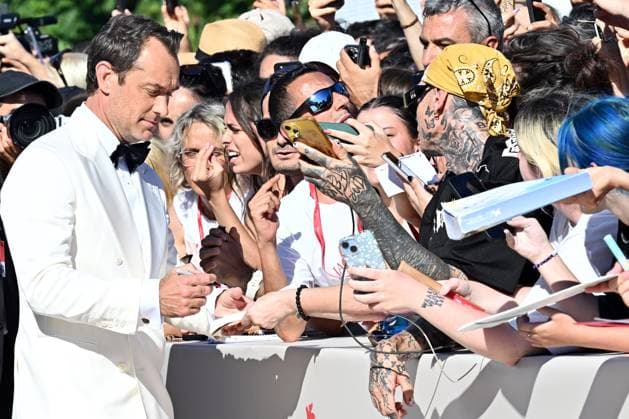 82nd Film Festival, Red carpet of the film Le mage du Kremlin Venice Biennale, 82nd Venice International Film Festival. Red carpet for the film Le mage du Kremlin (The Wizard of the Kremlin). In the photo Jude Law signs autographs for fans . Venice, Italy 31 August 2025, Credit:Maria Laura Antonelli Avalon Italy, Venice  Copyright: xMariaxLauraxAntonellix xAvalonx 1032977859