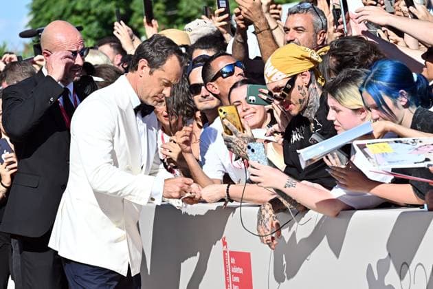 82nd Film Festival, Red carpet of the film Le mage du Kremlin Venice Biennale, 82nd Venice International Film Festival. Red carpet for the film Le mage du Kremlin (The Wizard of the Kremlin). In the photo Jude Law signs autographs for fans . Venice, Italy 31 August 2025, Credit:Maria Laura Antonelli Avalon Italy, Venice  Copyright: xMariaxLauraxAntonellix xAvalonx 1032977867