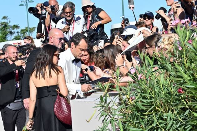 82nd Film Festival, Red carpet of the film Le mage du Kremlin Venice Biennale, 82nd Venice International Film Festival. Red carpet for the film Le mage du Kremlin (The Wizard of the Kremlin). In the photo Jude Law signs autographs for fans . Venice, Italy 31 August 2025, Credit:Maria Laura Antonelli Avalon Italy, Venice  Copyright: xMariaxLauraxAntonellix xAvalonx 1032977901