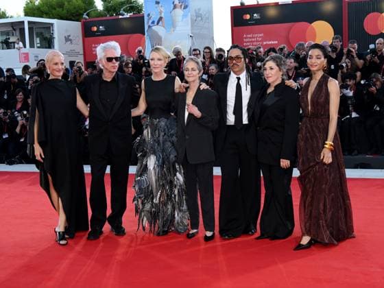 Venice, 82nd Venice International Film Festival 2025 - evening 5 - red carpet of the film Father Mother Sister Brother Pictured: Charlotte Rampling, Vicky Krieps, Jim Jarmusch, Cate Blanchett, Luka Sabbat, Mayim Bialik, Indya Moore  Copyright: xAlbertoxTerenghi PoolxPhotoxEventsx06x xipa-agency.netx xPoolxPhotoxEventsx06x IPA_Agency_IPA63785396