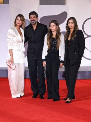 Venice, 82nd Venice International Film Festival 2025 - Evening 5 - Red Carpet The Maestro . Pictured is Pierfrancesco Favino with his wife Anna Ferzetti and their daughters Greta Favino and Lea Favino.  Copyright: xAlbertoxTerenghix xipa-agency.netx xPoolxPhotoxEventsx06x IPA_Agency_IPA63792786