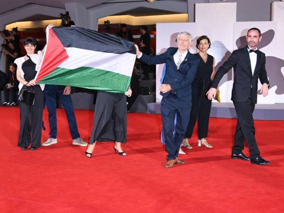 Venice, 82nd Venice International Film Festival 2025 - Evening 5 - Red Carpet The Maestro . Pictured: Pro-Palestine protest on the red carpet.  Copyright: xAlbertoxTerenghix xipa-agency.netx xPoolxPhotoxEventsx06x IPA_Agency_IPA63793508
