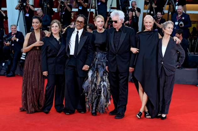 Indya Moore, Mayim Bialik, Luka Sabbat, Cate Blanchett, Jim Jarmusch, Vicky Krieps und Charlotte Rampling bei der Premiere des Kinofilms Father Mother Sister Brother auf der Biennale di Venezia 2025 82. Internationale Filmfestspiele von Venedig im Palazzo del Cinema. Venedig, 31.08.2025