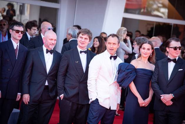The Wizard of the Kremlin Red Carpet - The 82nd Venice International Film Festival - 31 Aug 2025 Paul Dano, Jeffrey Wright, Jude Law and Alicia Vikander attend The Wizard of the Kremlin red carpet during The 82nd Venice International Film Festival. Venice Italy Copyright: xLoredanaxSangiulianox xSOPAxImagesx LSangiuliano-2286