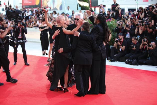 red carpet of the film Father Mother Sister Brother during the 82nd Venice Film Festival in Venice, Italy - 31 Aug 2025 The crew of the film Father Mother Sister Brother attend the red carpet of the film at the Palazzo del Cinema during the 82nd Venice Film Festival. Venice Italy Copyright: x xMarcoxBaradax xSOPAxImagesx REDCARPETMOTHERFATHERSISTERBROTHER-77