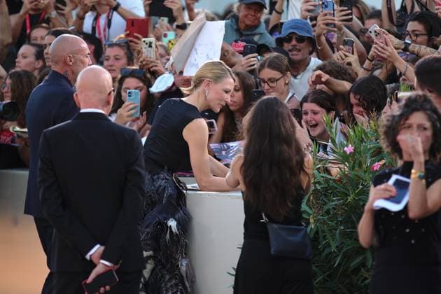 red carpet of the film Father Mother Sister Brother during the 82nd Venice Film Festival in Venice, Italy - 31 Aug 2025 American actress Cate Blanchett signs autographs during the red carpet of the film Father Mother Sister Brother at the Palazzo del Cinema during the 82nd Venice Film Festival. Venice Italy Copyright: x xMarcoxBaradax xSOPAxImagesx REDCARPETMOTHERFATHERSISTERBROTHER-88