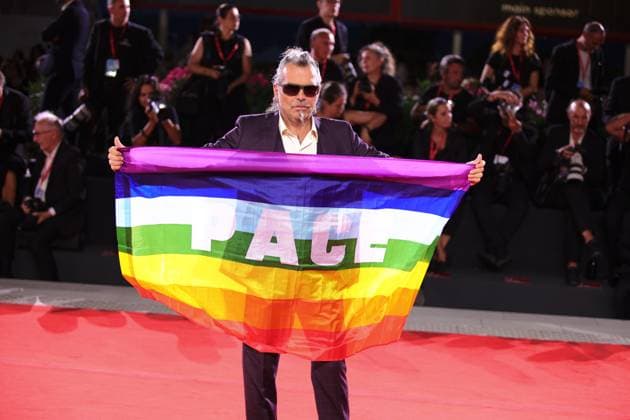 red carpet of the film Father Mother Sister Brother during the 82nd Venice Film Festival in Venice, Italy - 31 Aug 2025 Italian singer Piero Pelu displays a rainbow flag with the word PEACE written in it during the red carpet of the film Father Mother Sister Brother at the Palazzo del Cinema during the 82nd Venice Film Festival. Venice Italy Copyright: x xMarcoxBaradax xSOPAxImagesx REDCARPETMOTHERFATHERSISTERBROTHER-93
