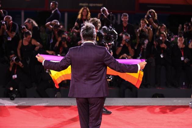 red carpet of the film Father Mother Sister Brother during the 82nd Venice Film Festival in Venice, Italy - 31 Aug 2025 Italian singer Piero Pelu displays a rainbow flag with the word PEACE written in it during the red carpet of the film Father Mother Sister Brother at the Palazzo del Cinema during the 82nd Venice Film Festival. Venice Italy Copyright: x xMarcoxBaradax xSOPAxImagesx REDCARPETMOTHERFATHERSISTERBROTHER-92