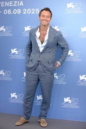 Jude Law attends The Wizard Of The Kremlin (Le Mage Du Kremlin) photocall during The 82nd Venice International Film Festival at Sala Grande on Sunday, August 31, 2025 in Venice, Italy.  VEN20250831235 RoccoxSpaziani