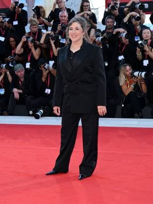 Venice, 82nd Venice International Film Festival 2025 - evening 5 - red carpet of the film Father Mother Sister Brother Pictured: Mayim Bialik  Copyright: xAlbertoxTerenghi PoolxPhotoxEventsx06x xipa-agency.netx xPoolxPhotoxEventsx06x IPA_Agency_IPA63802928