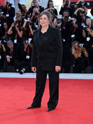 Venice, 82nd Venice International Film Festival 2025 - evening 5 - red carpet of the film Father Mother Sister Brother Pictured: Mayim Bialik  Copyright: xAlbertoxTerenghi PoolxPhotoxEventsx06x xipa-agency.netx xPoolxPhotoxEventsx06x IPA_Agency_IPA63802940