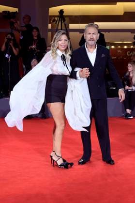 Marco Giallini mit Ehefrau Giorgia Battisti attends at red carpet of Filming Italy Venice Award in Venice Film Festival in Venice Lido.