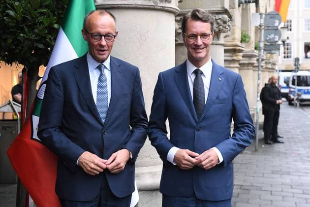 News Themen der Woche KW36 Antrittsbesuch Bundeskanzler Merz am 01.09.2025 am Rathaus in Münster Hendrik Wüst ( CDU, Ministerpräsident NRW ) begrüßt Friedrich Merz ( Bundeskanzler ) am 01.09.2025 vor dem Rathaus in Münster *** Inaugural visit of Federal Chancellor Merz on 01 09 2025 at the town hall in Münster Hendrik Wüst CDU, Minister President NRW welcomes Friedrich Merz Federal Chancellor on 01 09 2025 in front of the town hall in Münster xRx
