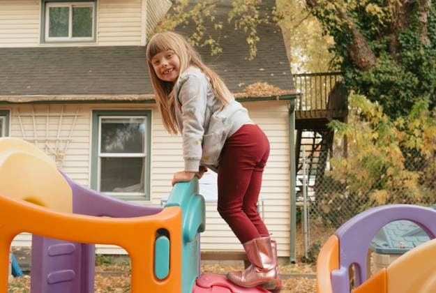 Preschool girl climbing on playground in autumn, back to school Boise, Idaho, United States CR_AUAU250826A-1821242-01 ,model released, Symbolfoto