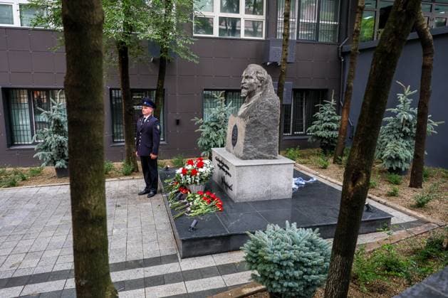 RUSSIA, VLADIVOSTOK - SEPTEMBER 1, 2025: A ceremony to unveil a memorial to Felix Dzerzhinsky (1877-1926), Chairman of the Joint State Political Directorate (OGPU), Soviet Union, takes place outside the regional prosecutor general s office on Okeansky Avenue. Yuri Smityuk TASS  83605385