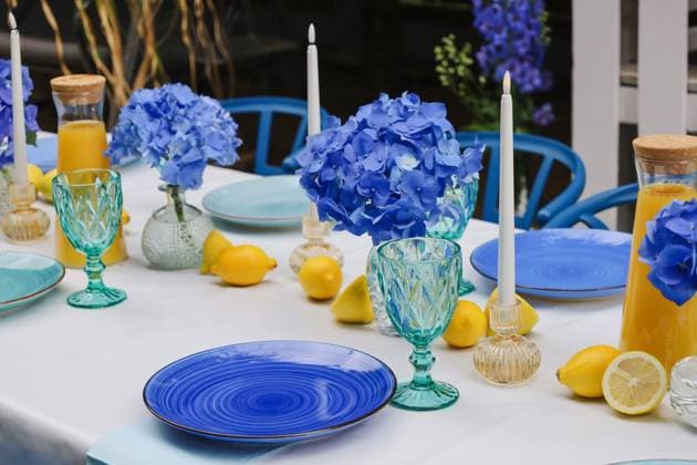 IMAGO Creative, Lifestyle, Feste im Garten #2 Elegant outdoor table setting with blue and turquoise accents Rzeszów, Podkarpackie Voivodeship, Poland R_WCXP250827-1816197-01