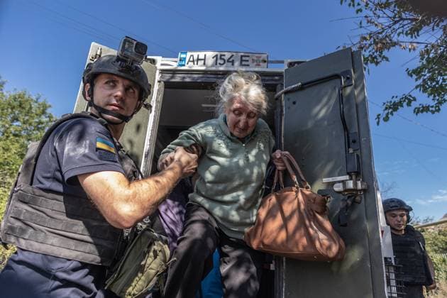 Bilder des Jahres 2025, News September 09 News Themen der Woche KW36 Emergency service workers evacuate civilians from the city of Kostiantynivka KOSTIANTYNIVKA, UKRAINE - SEPTEMBER 1: Emergency service workers evacuate civilians from the city of Kostiantynivka, where Russian attacks have intensified over the past week, in Kostiantynivka, Ukraine, on September 1, 2025. Diego Herrera Carcedo Anadolu Kostiantynivka Ukraine. Editorial use only. Please get in touch for any other usage.  Copyright: x2025xAnadoluxDiegoxHerreraxCarcedox