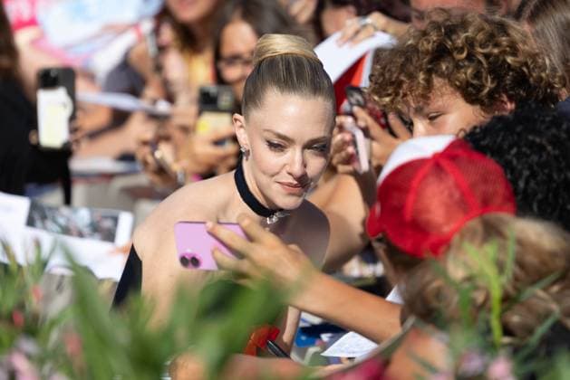 82. Internationalen Filmfestspiele von Venedig Venedig, Italien - 1. September 2025: Amanda Seyfried beim Autogramme schreiben während des Roten Teppichs von - The Testament of Ann Lee - während der 82. Internationalen Filmfestspiele von Venedig. Italien