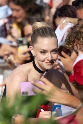 82. Internationalen Filmfestspiele von Venedig Venedig, Italien - 1. September 2025: Amanda Seyfried beim Autogramme schreiben während des Roten Teppichs von - The Testament of Ann Lee - während der 82. Internationalen Filmfestspiele von Venedig. Italien