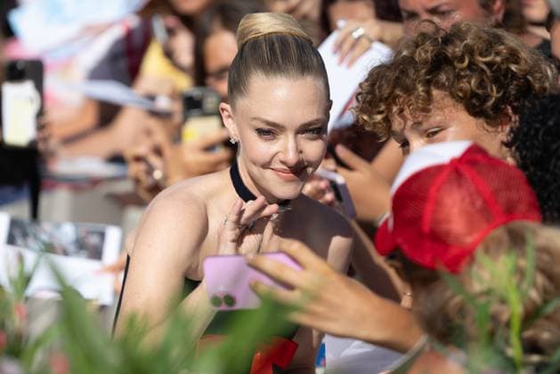82. Internationalen Filmfestspiele von Venedig Venedig, Italien - 1. September 2025: Amanda Seyfried beim Autogramme schreiben während des Roten Teppichs von - The Testament of Ann Lee - während der 82. Internationalen Filmfestspiele von Venedig. Italien