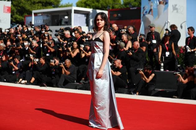 September 1, 2025, Venice, Veneto, Italy: VIOLA PRETTEJOHN on the red carpet for The Testament of Ann Lee Premiere screening at the 82nd Venice Film Festival at the Venice Lido, Italy. Venice Italy - ZUMAc179 20250901_zep_c179_151 Copyright: xMickaelxChavetx