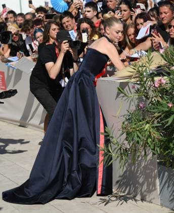 September 1, 2025, Venice, ITALY: US actor Amanda Seyfried signs autographs as she arrives for the premiere of The Testament of Ann Lee during the 82nd Venice Film Festival in Venice, Italy, 01 September 2025. The movie is presented in official competition Venezia 82 at the festival running from 27 August to 06 September 2025. ANSA ETTORE FERRARI. Venice ITALY  - ZUMAa110 20250901_zaf_a110_033 Copyright: xEttorexFerrarix