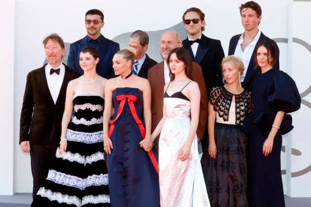 Scott Handy, Christopher Abbott, Thomasin McKenzie, Amanda Seyfried, Tim Blake Nelson, David Cale, Viola Prettejohn, Lewis Pullman, Maria Sand, Jamie Bogyo und Stacy Martin bei der Premiere des Kinofilms The Testament of Ann Lee auf der Biennale di Venezia 2025 82. Internationale Filmfestspiele von Venedig im Palazzo del Cinema. Venedig, 01.09.2025
