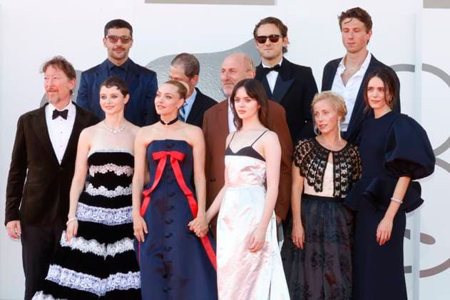 Scott Handy, Christopher Abbott, Thomasin McKenzie, Amanda Seyfried, Tim Blake Nelson, David Cale, Viola Prettejohn, Lewis Pullman, Maria Sand, Jamie Bogyo und Stacy Martin bei der Premiere des Kinofilms The Testament of Ann Lee auf der Biennale di Venezia 2025 82. Internationale Filmfestspiele von Venedig im Palazzo del Cinema. Venedig, 01.09.2025