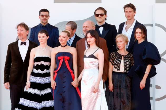 Scott Handy, Christopher Abbott, Thomasin McKenzie, Amanda Seyfried, Tim Blake Nelson, David Cale, Viola Prettejohn, Lewis Pullman, Maria Sand, Jamie Bogyo und Stacy Martin bei der Premiere des Kinofilms The Testament of Ann Lee auf der Biennale di Venezia 2025 82. Internationale Filmfestspiele von Venedig im Palazzo del Cinema. Venedig, 01.09.2025