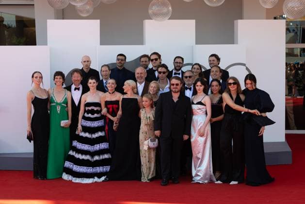 82. Internationalen Filmfestspiele von Venedig Venedig, Italien - 1. September 2025: Cast, unter anderem Scott Handy, Thomasin McKenzie, Tim Blake Nelson, Amanda Seyfried, David Cale, Mona Fastvold, Adelaide James Fastvold Corbet und Maria Sand während des Roten Teppichs von - The Testament of Ann Lee - während der 82. Internationalen Filmfestspiele von Venedig. Italien