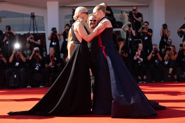 82. Internationalen Filmfestspiele von Venedig Venedig, Italien - 1. September 2025: Mona Fastvold, Amanda Seyfried und Brady Corbet während des Roten Teppichs von - The Testament of Ann Lee - während der 82. Internationalen Filmfestspiele von Venedig. Italien