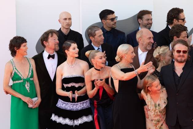 82. Internationalen Filmfestspiele von Venedig Venedig, Italien - 1. September 2025: Cast, unter anderem Scott Handy, Thomasin McKenzie, Tim Blake Nelson, Amanda Seyfried, David Cale, Mona Fastvold, Adelaide James Fastvold Corbet und Maria Sand während des Roten Teppichs von - The Testament of Ann Lee - während der 82. Internationalen Filmfestspiele von Venedig. Italien