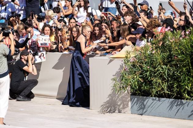 Red carpet of the film The Testament of Ann Lee at the 82nd Venice Film Festival in Venice - 01 Sept 2025 American actress Amanda Seyfried signs autographs at the red carpet of the film The Testament of Ann Lee at the 82nd Venice Film. Venice Italy Copyright: xMarcoxBaradax xSOPAxImagesx REDCARPETTHETESTAMENTOFANNLEE-30