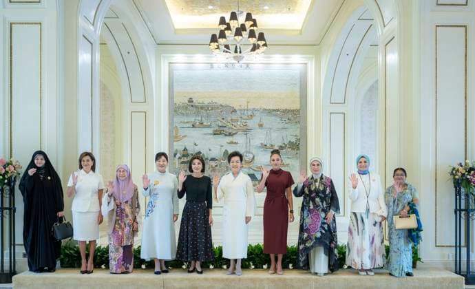 Bilder des Jahres 2025, News September 09 News Themen der Woche KW36 (250901) -- TIANJIN, Sept. 1, 2025 -- Peng Liyuan, wife of Chinese President Xi Jinping, poses for a group photo with guests in Tianjin, north China, Sept. 1, 2025. Peng on Monday afternoon invited spouses of foreign leaders attending the Shanghai Cooperation Organization (SCO) Summit 2025 to a tour on the Haihe River that winds through the port city of Tianjin. ) (SCO Tianjin Summit) CHINA-TIANJIN-PENG LIYUAN-SPOUSES OF FOREIGN LEADERS-HAIHE RIVER-TOUR (CN) ZhaixJianlan 