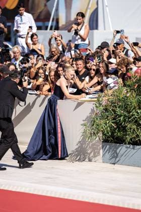 September 1, 2025, Venice, Italy: American actress Amanda Seyfried signs autographs at the red carpet of the film The Testament of Ann Lee at the 82nd Venice Film. Venice Italy - ZUMAs197 20250901_aaa_s197_120 Copyright: xMarcoxBaradax
