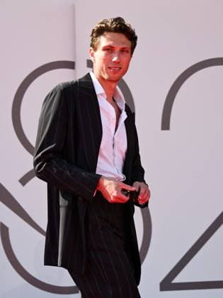 Venice, Italy: Venice, 82nd Venice International Film Festival 2025 - Evening 6 - Red Carpet for the film The Testament of Ann Lee . Pictured: Jamie Bogyo Venice Italy  - ZUMAp169 20250901_zea_p169_980 Copyright: xSimonexComix