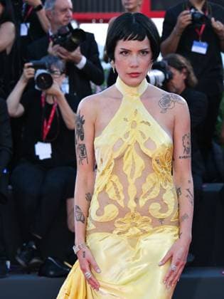 Venice, Italy: Venice, 82nd Venice International Film Festival 2025 - evening 6, red carpet for the film The Smashing Machine . Pictured is Halsey. Venice Italy  - ZUMAp169 20250901_zea_p169_1167 Copyright: xAlbertoxTerenghix