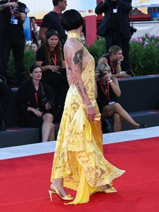 Venice, Italy: Venice, 82nd Venice International Film Festival 2025 - evening 6, red carpet for the film The Smashing Machine . Pictured is Halsey. Venice Italy  - ZUMAp169 20250901_zea_p169_1177 Copyright: xAlbertoxTerenghix