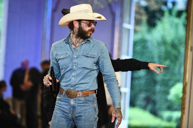PFW - Post Malone in Paris FA American singer Post Malone walks around as he prepares for a runway for his fashion brand Austin Post during Paris Fashion Week in Paris, on September 1, 2025. Photo by Firas Abdullah ABACAPRESS.COM Paris Ile-de-France France  Copyright: xAbdullahxFiras ABACAx