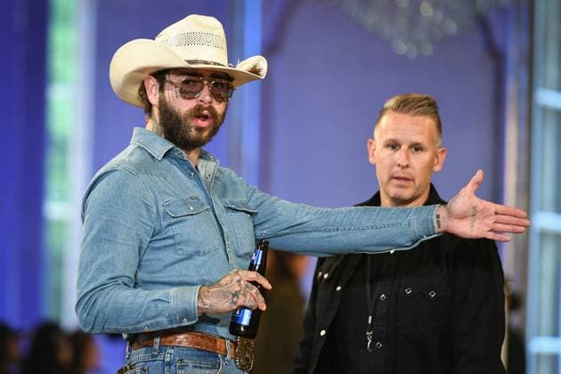 PFW - Post Malone in Paris FA American singer Post Malone walks around as he prepares for a runway for his fashion brand Austin Post during Paris Fashion Week in Paris, on September 1, 2025. Photo by Firas Abdullah ABACAPRESS.COM Paris Ile-de-France France  Copyright: xAbdullahxFiras ABACAx
