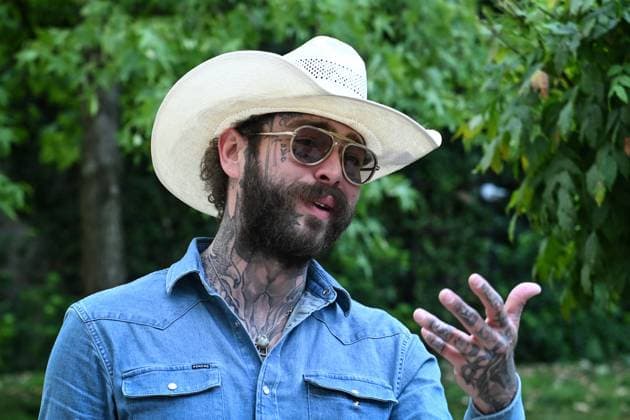 PFW - Post Malone in Paris FA American singer Post Malone walks around as he prepares for a runway for his fashion brand Austin Post during Paris Fashion Week in Paris, on September 1, 2025. Photo by Firas Abdullah ABACAPRESS.COM Paris Ile-de-France France  Copyright: xAbdullahxFiras ABACAx