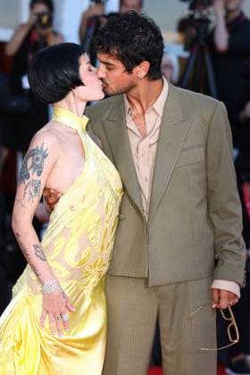 September 1, 2025, Venice, Veneto, Italy: HALSEY and husband AVAN JOGIA kiss on the red carpet for The Smashing Machine Premiere screening at the 82nd Venice Film Festival at the Venice Lido, Italy. Venice Italy - ZUMAc179 20250901_zep_c179_213 Copyright: xMickaelxChavetx