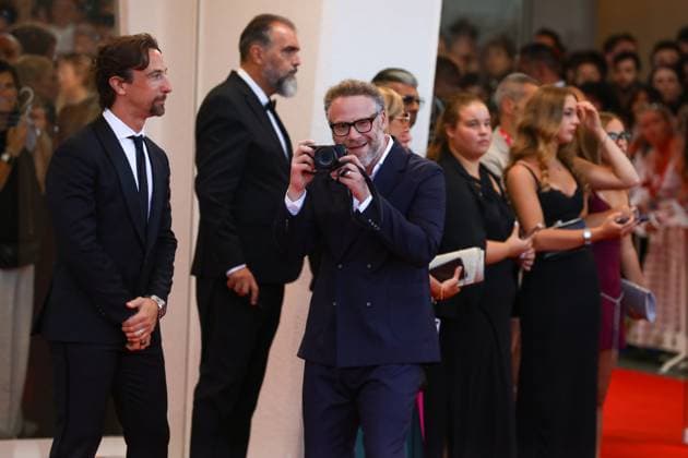 September 1, 2025, Venice, Veneto, Italy: SETH ROGEN has fun with the photographers on the red carpet for The Smashing Machine Premiere screening at the 82nd Venice Film Festival at the Venice Lido, Italy. Venice Italy - ZUMAc179 20250901_zep_c179_219 Copyright: xMickaelxChavetx