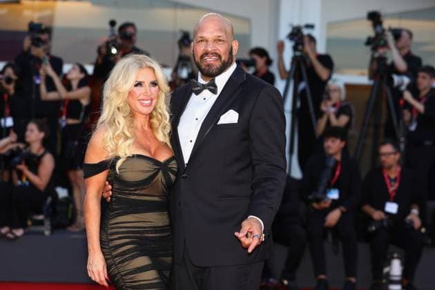 September 1, 2025, Venice, Veneto, Italy: FRANCI ALBERDING KERR and MARK KERR on the red carpet for The Smashing Machine Premiere screening at the 82nd Venice Film Festival at the Venice Lido, Italy. Venice Italy - ZUMAc179 20250901_zep_c179_223 Copyright: xMickaelxChavetx