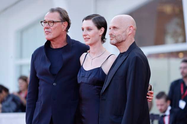 Sebastian Koch, Julia Windischbauer und Hagai Levi bei der Premiere des Kinofilms The Smashing Machine auf der Biennale di Venezia 2025 82. Internationale Filmfestspiele von Venedig im Palazzo del Cinema. Venedig, 01.09.2025