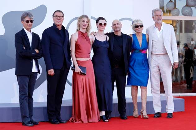 Sebastian Koch, Julia Windischbauer und Hagai Levi mit Cast und Team von Etty bei der Premiere des Kinofilms The Smashing Machine auf der Biennale di Venezia 2025 82. Internationale Filmfestspiele von Venedig im Palazzo del Cinema. Venedig, 01.09.2025