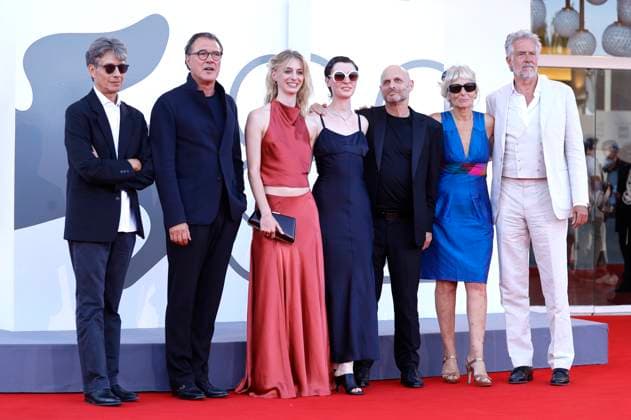 Sebastian Koch, Julia Windischbauer und Hagai Levi mit Cast und Team von Etty bei der Premiere des Kinofilms The Smashing Machine auf der Biennale di Venezia 2025 82. Internationale Filmfestspiele von Venedig im Palazzo del Cinema. Venedig, 01.09.2025
