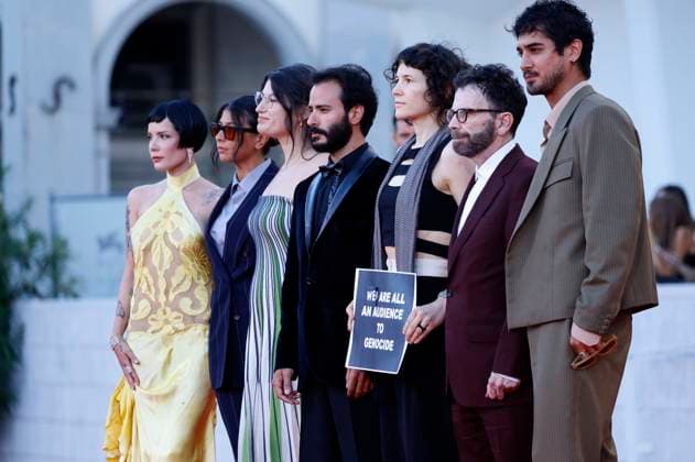 Halsey, Isabelle Deluce, Emily McCann Lesser, Josef Akiki, Eva H.D., Charlie Kaufman und Avan Jogia bei der Premiere des Kinofilms The Smashing Machine auf der Biennale di Venezia 2025 82. Internationale Filmfestspiele von Venedig im Palazzo del Cinema. Venedig, 01.09.2025