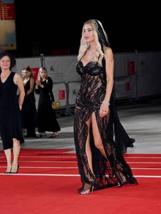 Venice, Italy: Venice, 82nd Venice International Film Festival 2025 - Evening 6 - Portobello Red Carpet Pictured: Valeria Marini Venice Italy  - ZUMAp169 20250901_zea_p169_1560 Copyright: xAlbertoxTerenghi PoolxxEvenx