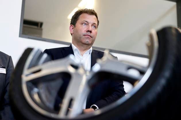 Bundesfinanzminister Lars Klingbeil (SPD) bei seinem Besuch bei Evonik in Wesseling. Wesseling, 01.09.2025 NRW Deutschland *** Federal Minister of Finance Lars Klingbeil SPD during his visit to Evonik in Wesseling Wesseling, 01 09 2025 NRW Germany Copyright: xChristophxHardtx